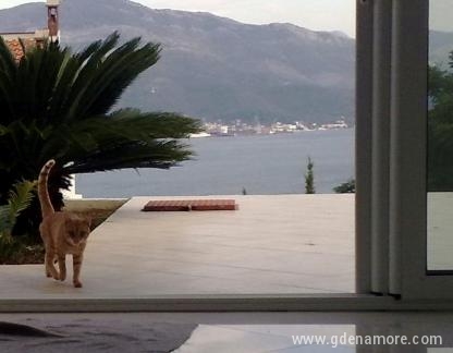 Studio s pogledom na more, private accommodation in city Kra&scaron;ići, Montenegro